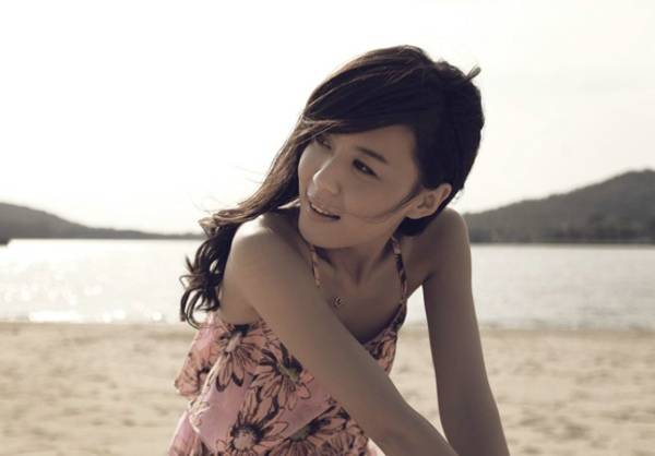 甜美女星李金铭优雅海边浪漫夏日写真