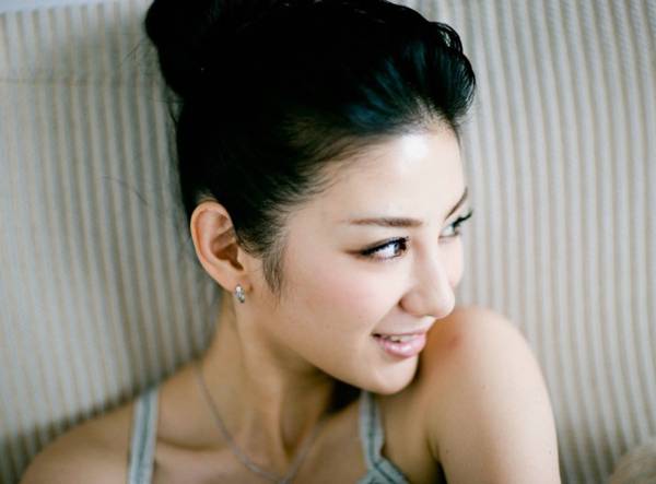 时尚女明星黄奕尽显女人妩媚风情