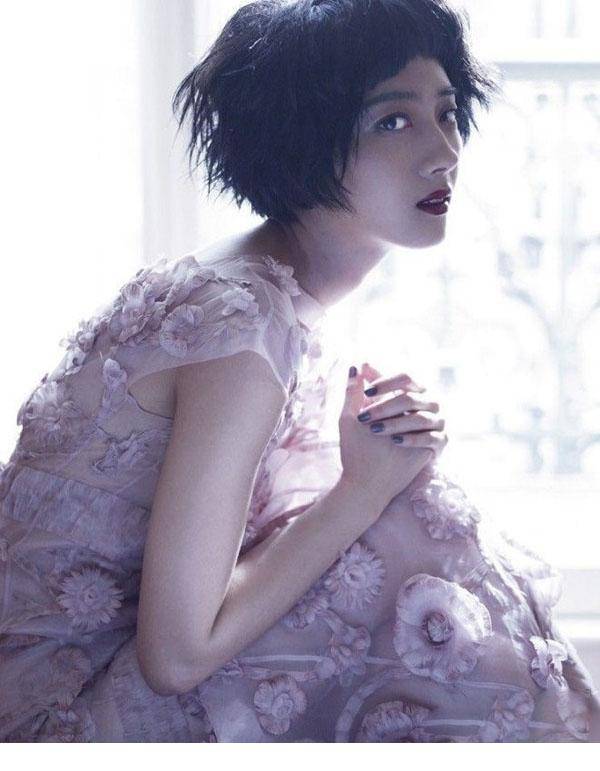 桂纶镁烈焰红唇展现女人成熟韵味写真
