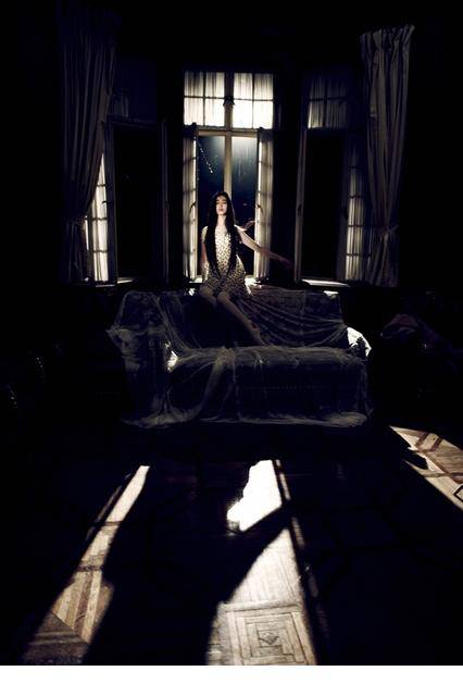 张辛苑时尚杂志复古红唇魅力迷人