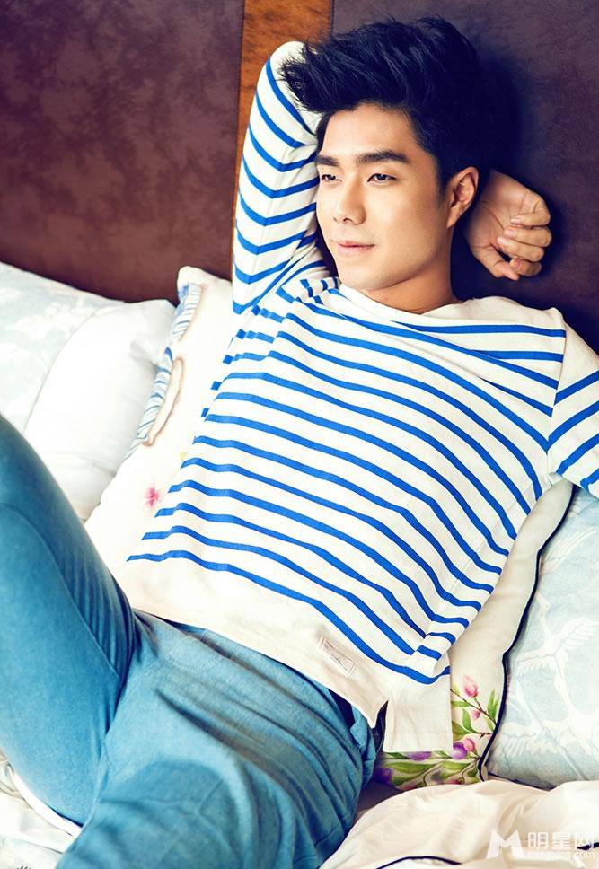 袁成杰展现阳光暖男形象居家写真