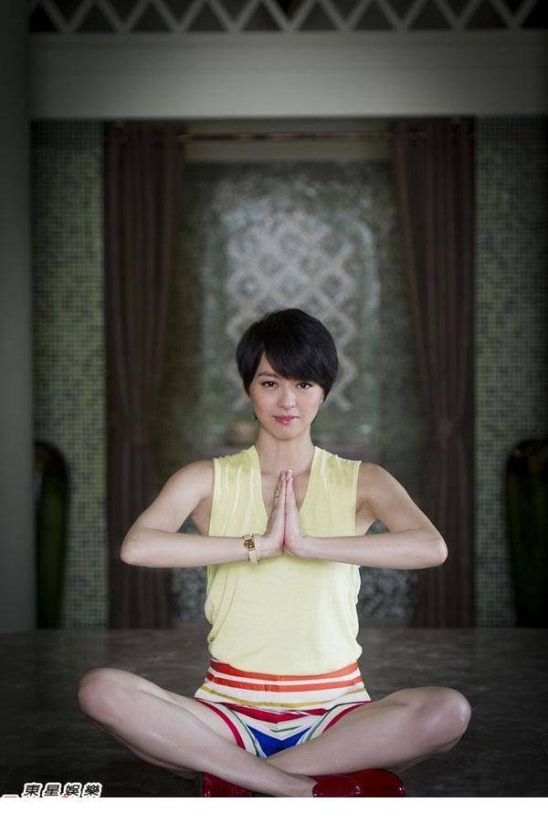 香港女歌手梁咏琪清新装扮惹人爱