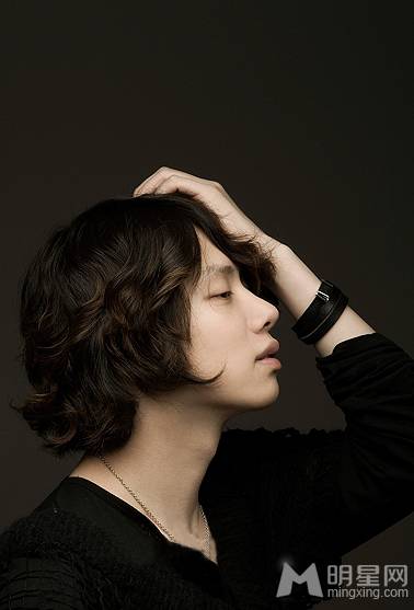 金希澈演绎忧郁王子写真