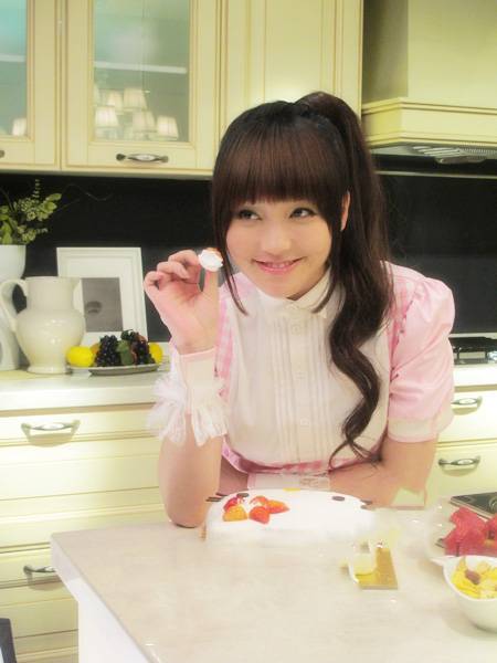 金莎变身惊艳美厨娘组图