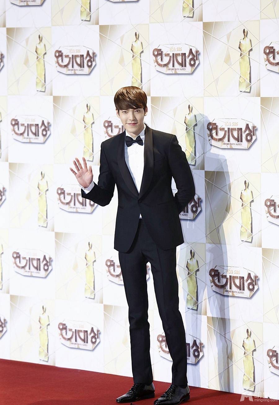 金宇彬红毯尽显高贵绅士范高清照