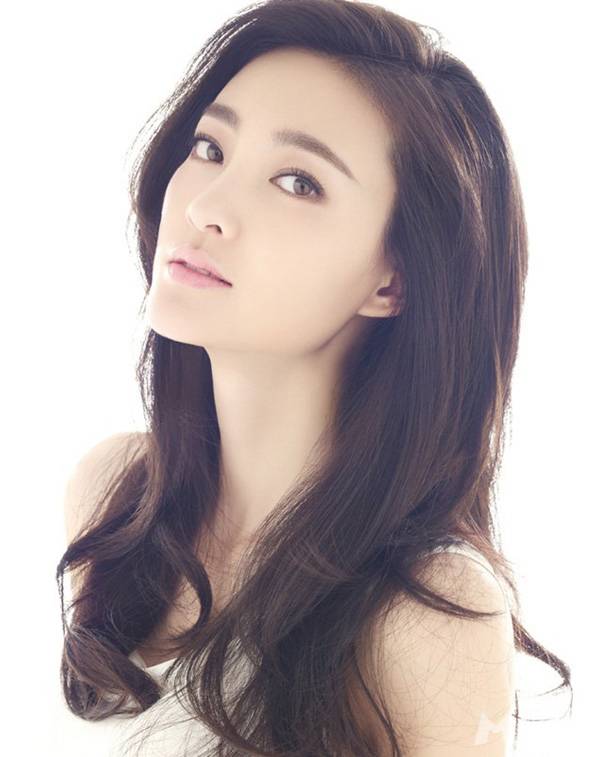 王丽坤优雅白裙甜美写真尽展女神范