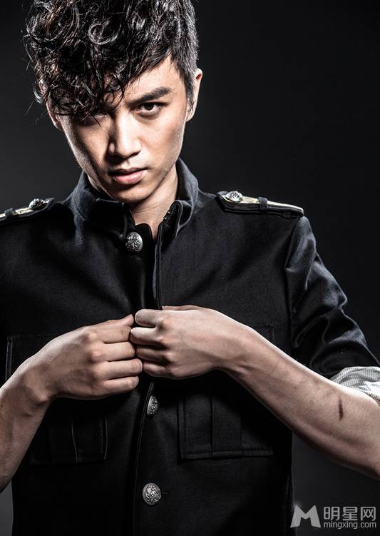 陈晓演绎硬朗型男冷峻魅力