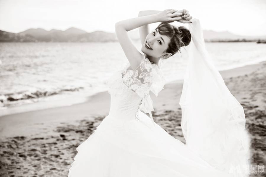 中国女演员金莎浪漫海边婚纱写真