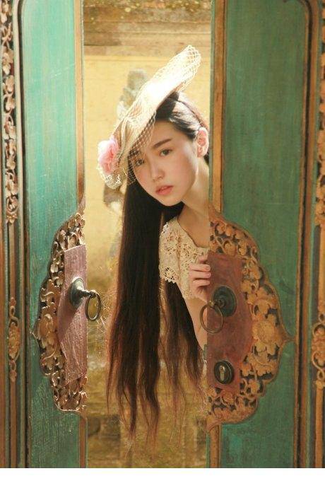 张辛苑唯美复古长裙迷人写真组图