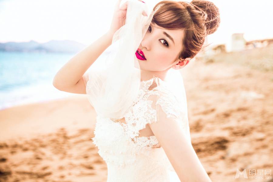 中国女演员金莎浪漫海边婚纱写真