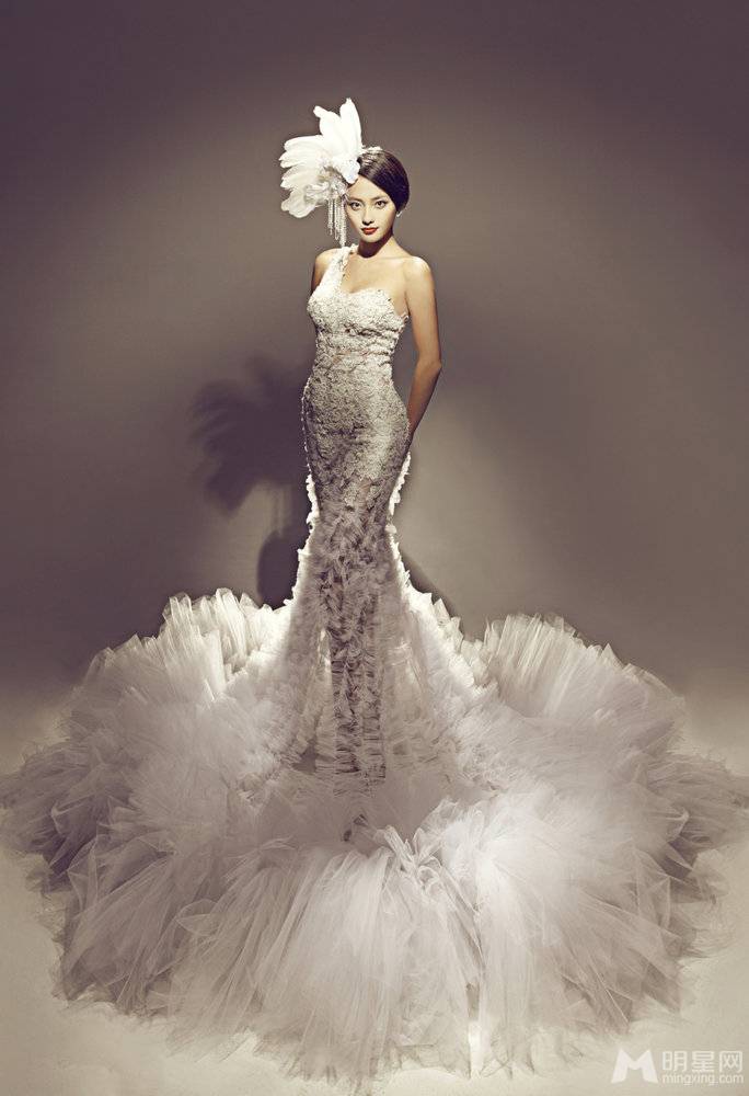 张嘉倪优雅天鹅纯白礼服 高贵气质女神范