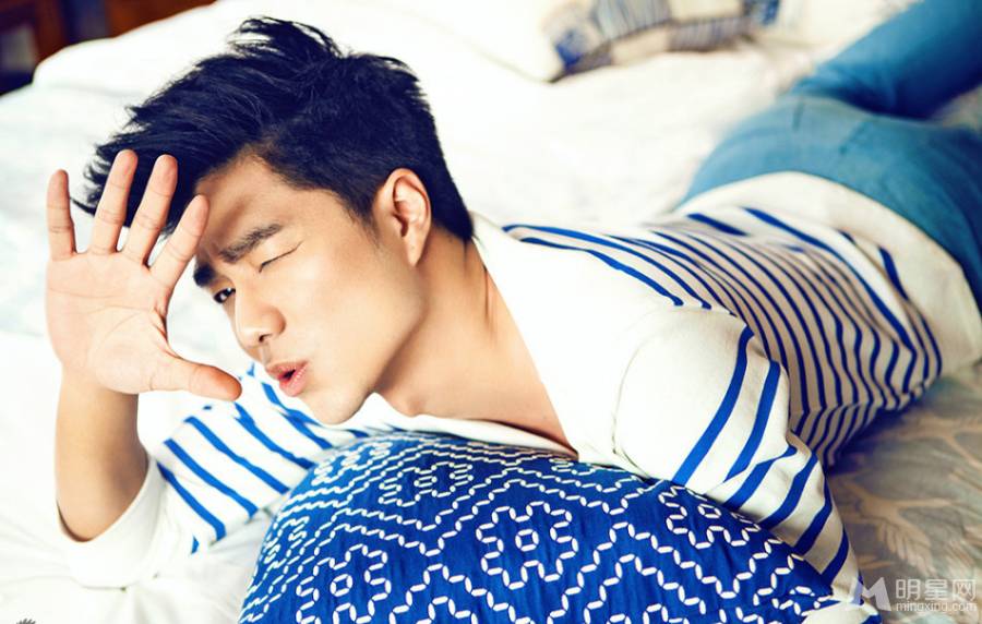 袁成杰展现阳光暖男形象居家写真