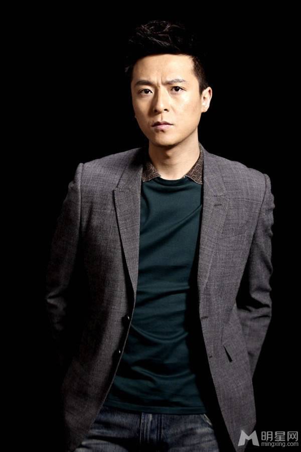 朱雨辰时尚装扮展现阳刚本色帅照