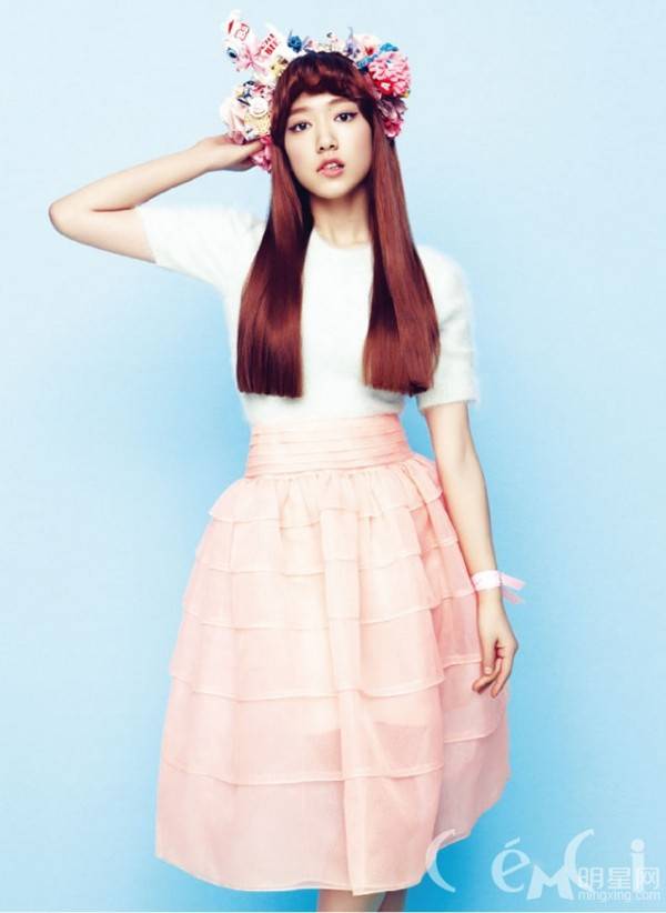 朴信惠与朴世英演绎纯美花仙子画报