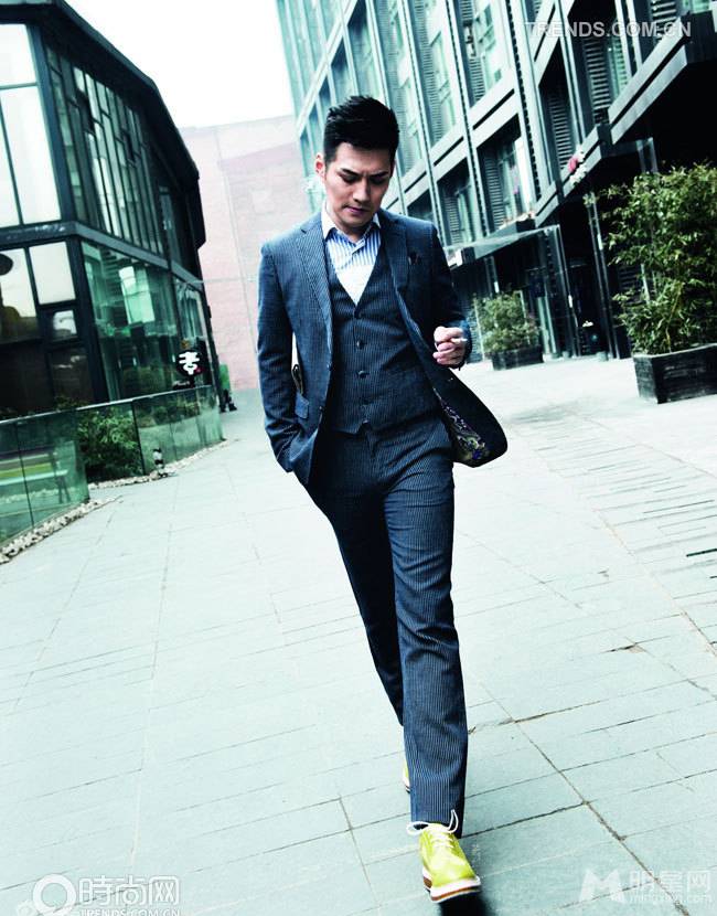 严屹宽穿修身西装帅气街拍写真