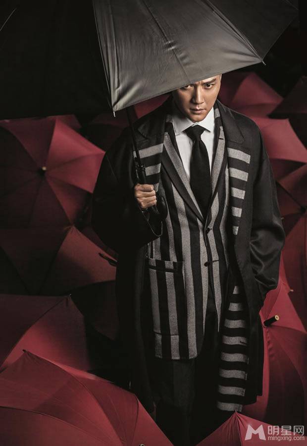 男神冯绍峰彰显英俊潇洒写真