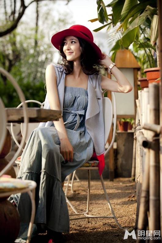 王丽坤优雅白裙甜美写真尽展女神范