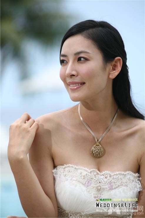 韩星金素妍拍摄梦幻唯美婚纱照