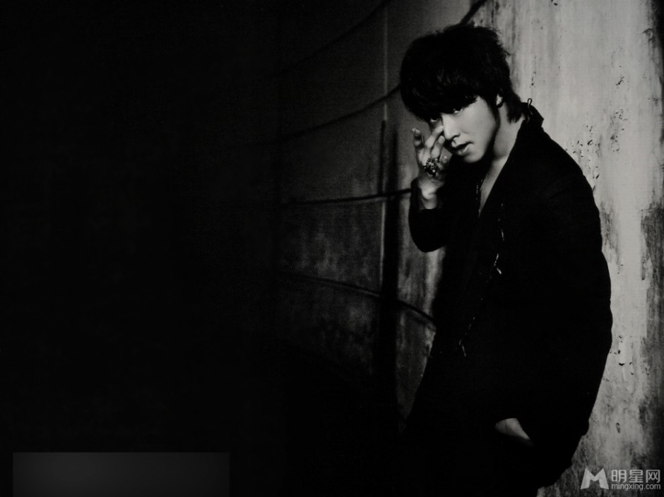 韩星郑允浩展现阳刚本色黑白写真