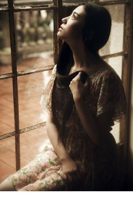 张辛苑时尚杂志复古红唇魅力迷人