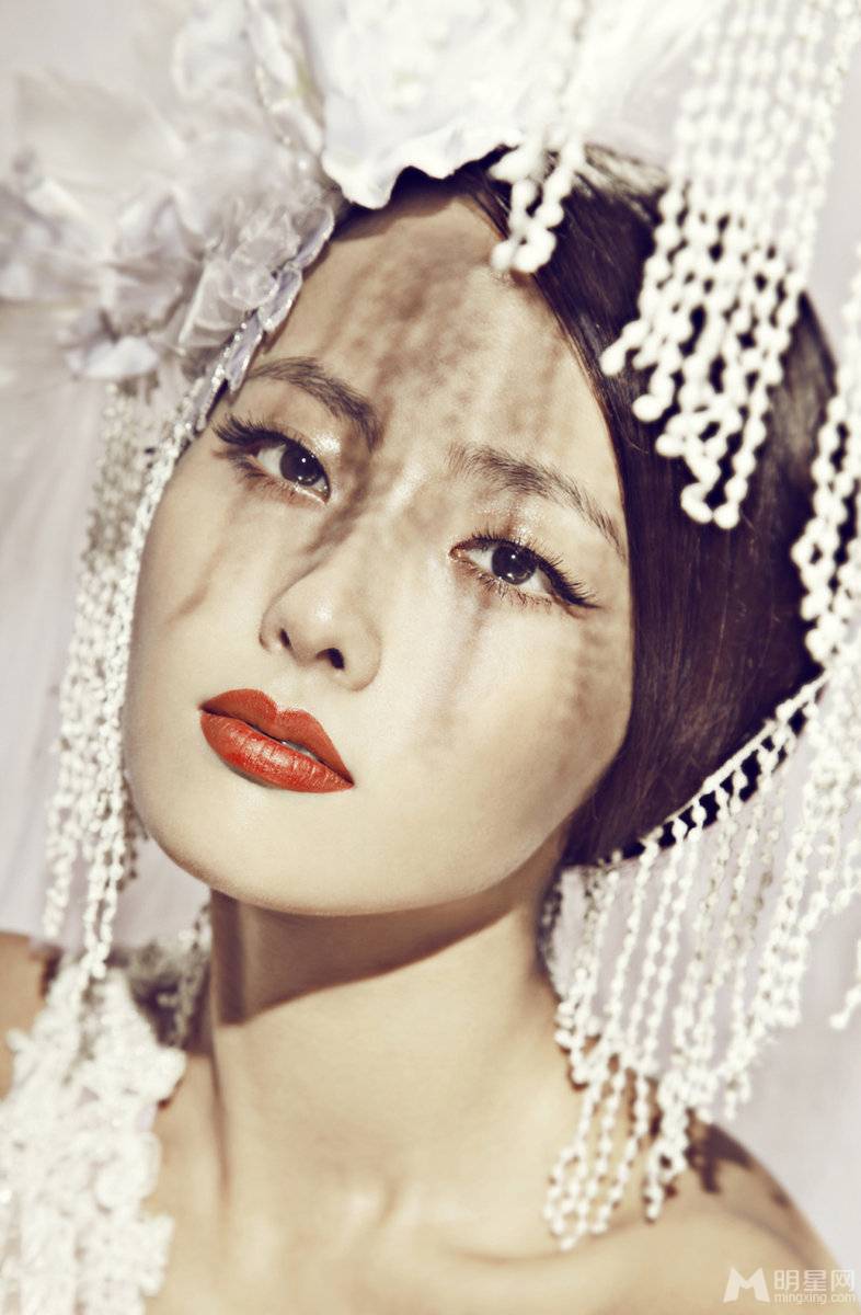 张嘉倪优雅天鹅纯白礼服 高贵气质女神范