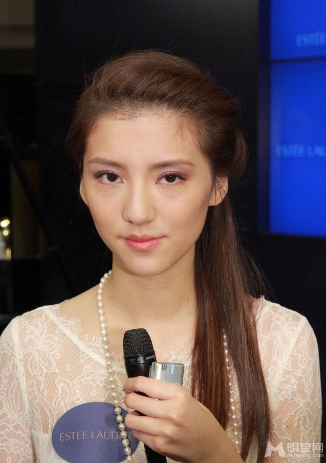 吴千语纯白纱裙温婉亮相活动现场