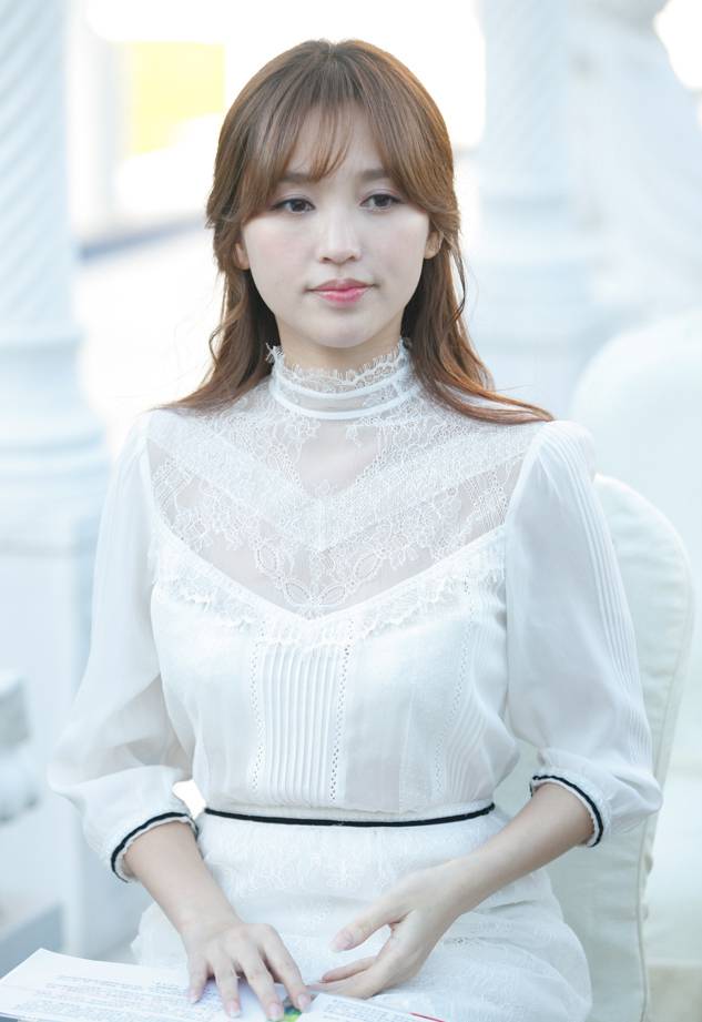 清纯女星金莎白裙出席某活动现场组图