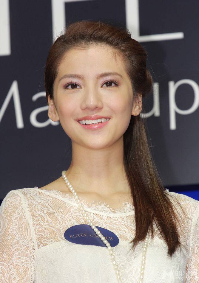 吴千语纯白纱裙温婉亮相活动现场