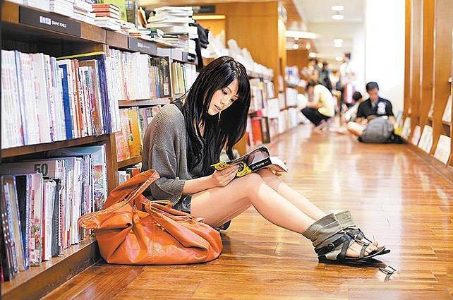 江语晨异国美食之旅甜美素颜照公开