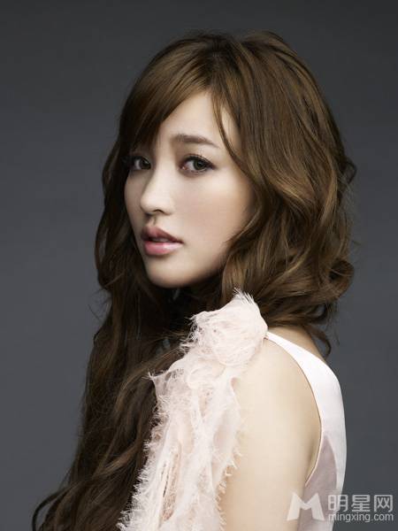 女演员金莎演绎性感妖娆熟女写真