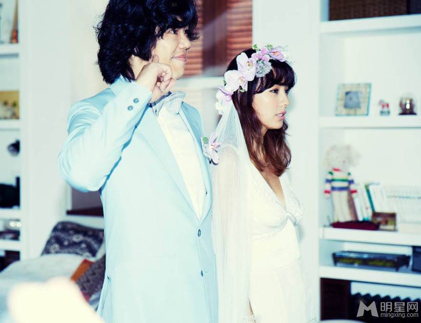 李孝利与李尚顺拍摄搞怪卖萌个性婚纱写真