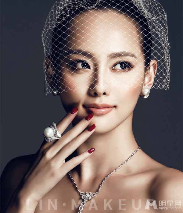 张嘉倪珠宝代言海报 高贵气质摄人心魄