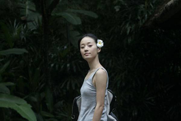 女明星马伊�分享旅行大秀身材组图