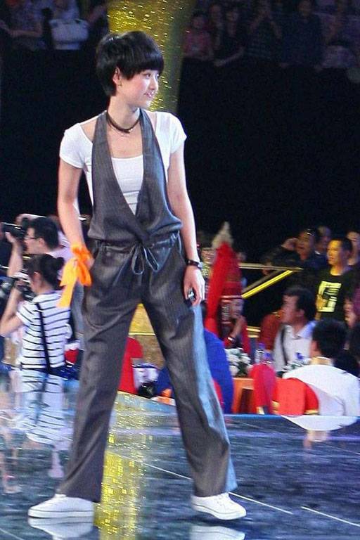 大陆女星马伊 吊带裤尽显可爱组图