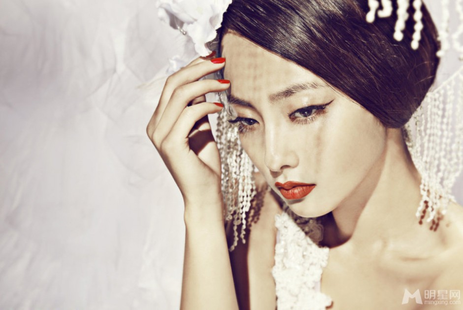 张嘉倪优雅天鹅纯白礼服 高贵气质女神范