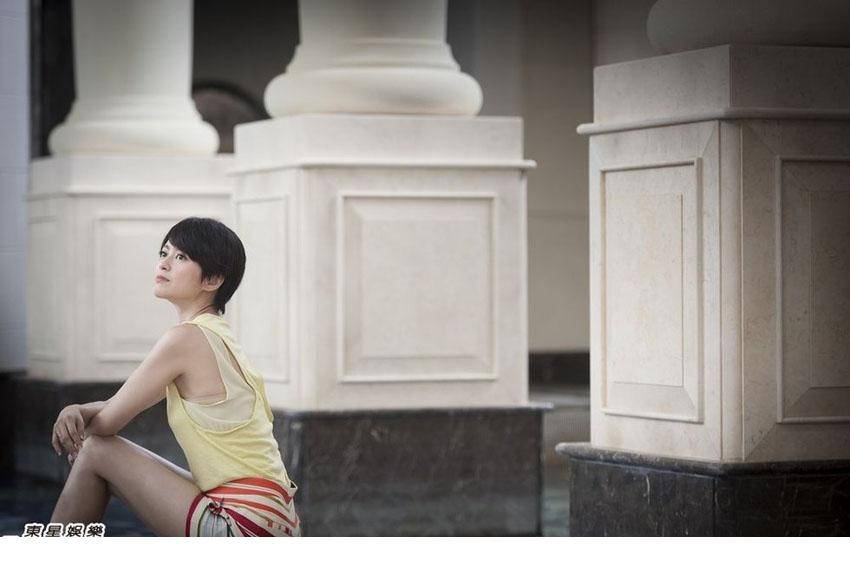 香港女歌手梁咏琪清新装扮惹人爱