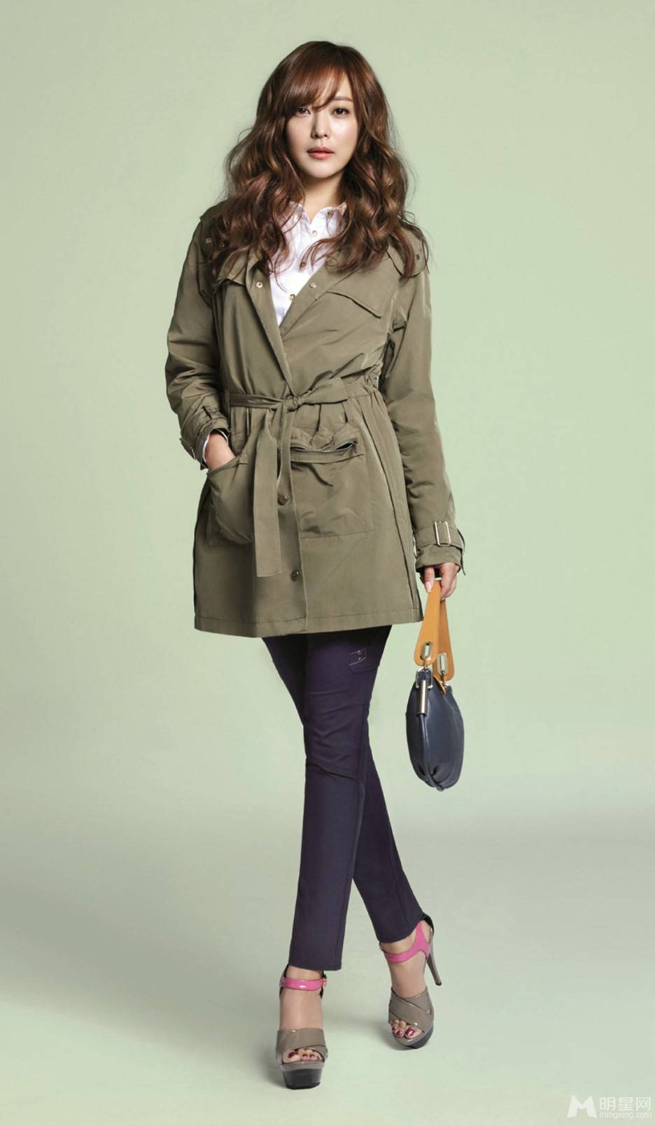 韩国女明星金喜善代言时尚服装宣传照