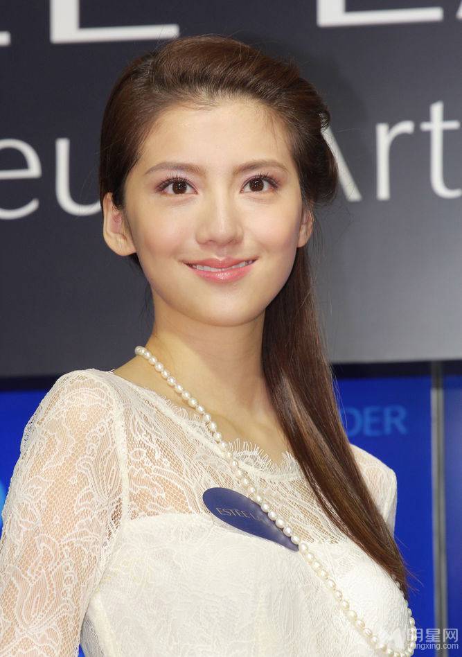 吴千语纯白纱裙温婉亮相活动现场