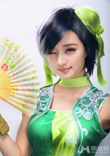 陈丹婷身穿绿色高叉旗袍唯美写真