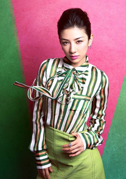 时尚女明星黄奕尽显女人妩媚风情