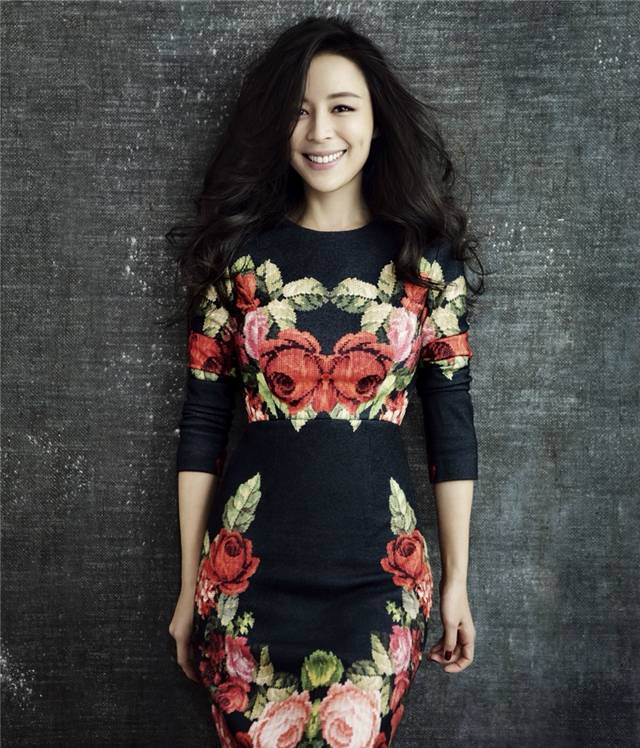 张静初复古时装优雅写真 尽展熟女风范