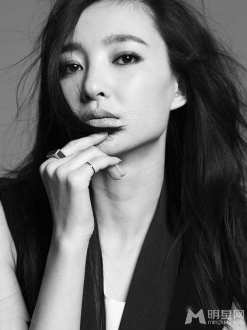 王丽坤优雅黑白风格清新写真