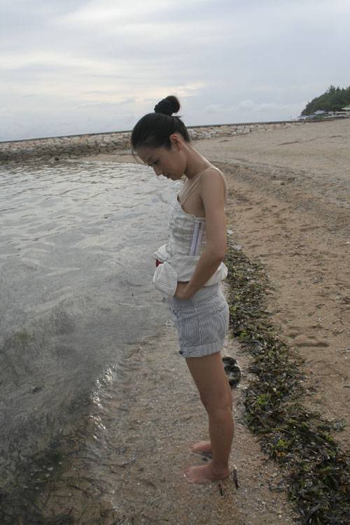 女明星马伊�分享旅行大秀身材组图