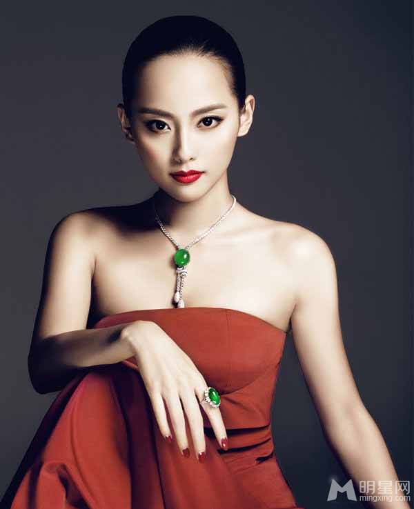 张嘉倪珠宝代言海报 高贵气质摄人心魄