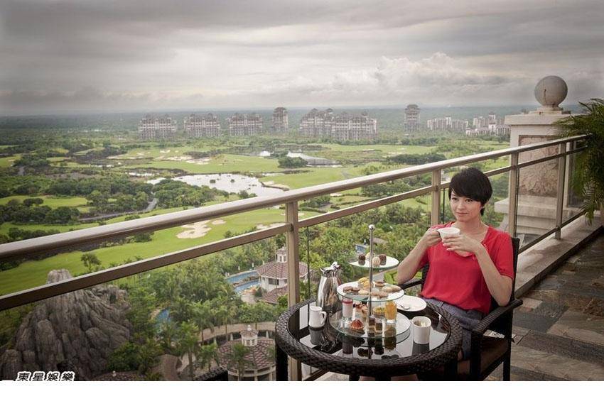 香港女歌手梁咏琪清新装扮惹人爱