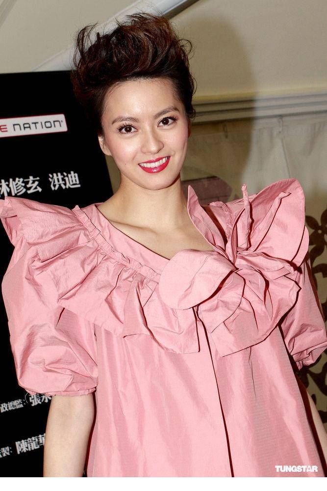 梁咏琪粉红装大展清纯又不失性感组图