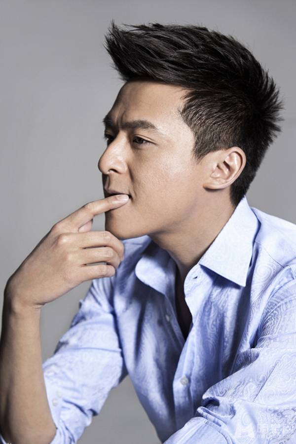 朱雨辰时尚装扮展现阳刚本色帅照