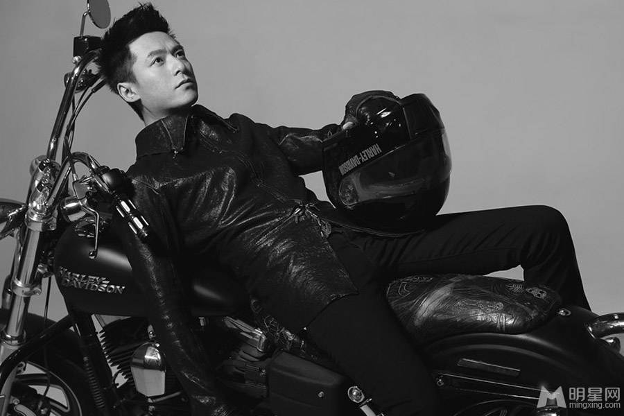 朱雨辰时尚装扮展现阳刚本色帅照