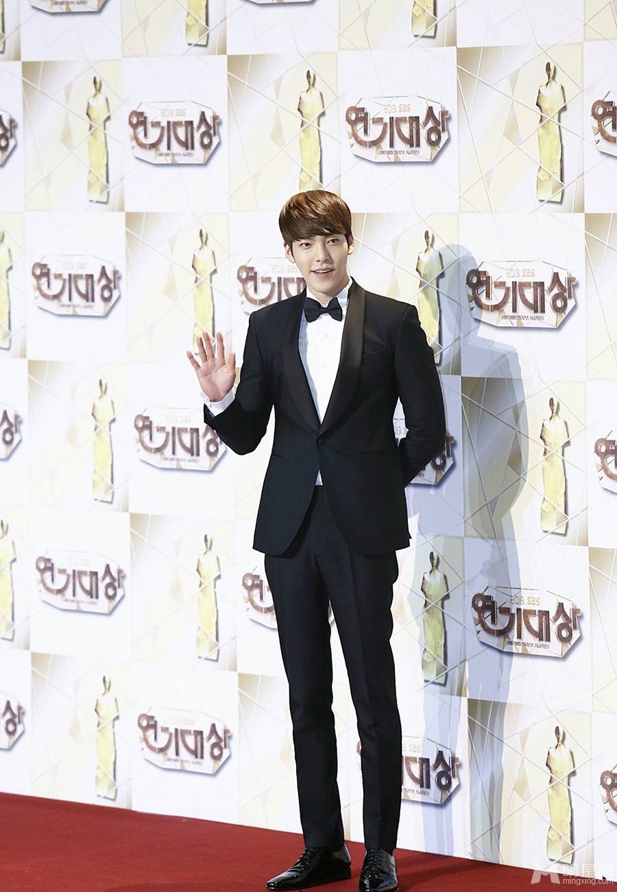 金宇彬红毯尽显高贵绅士范高清照