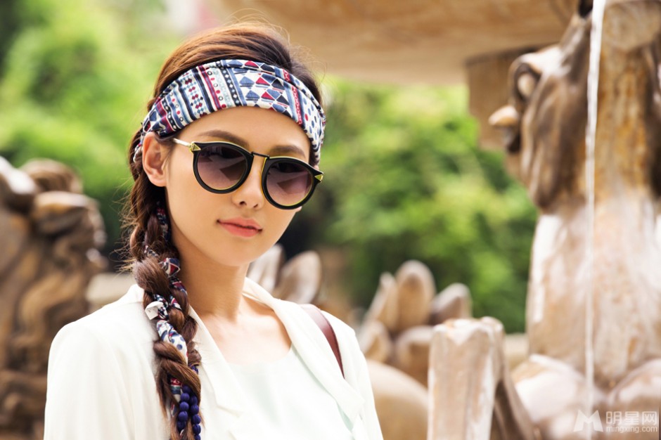 张嘉倪清新春日甜美时尚街拍